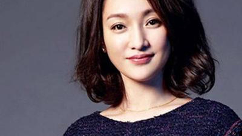 关晓彤新剧路透曝光，西装高跟造型引热议显轻熟魅力